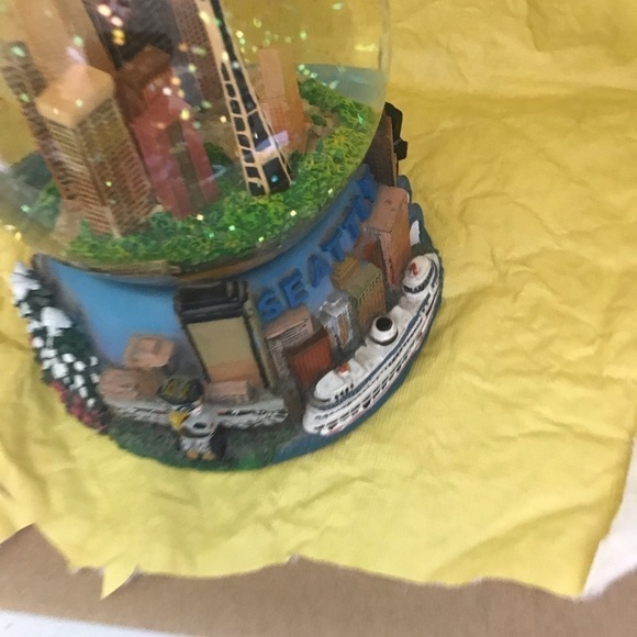 Seattle Musical Snowglobe. - Picture 4 of 5